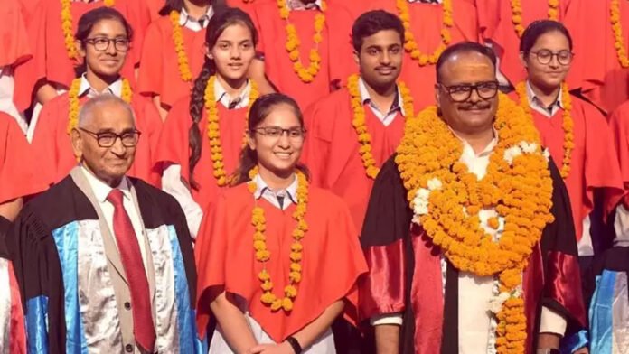 उप-मुख्यमंत्री ब्रजेश पाठक ने मेधावी छात्रों को किया सम्मानित