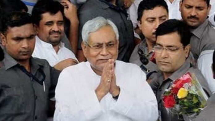बिहार में उठापटक के बाद अब दिल्ली की राह पर रवाना नीतीश कुमार
