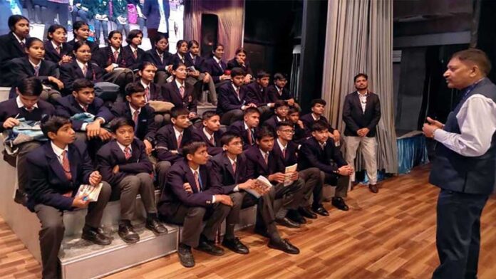 इसरो स्पेस प्रदर्शनी में प्रेरणा लेने उमड़ी भारी भीड़