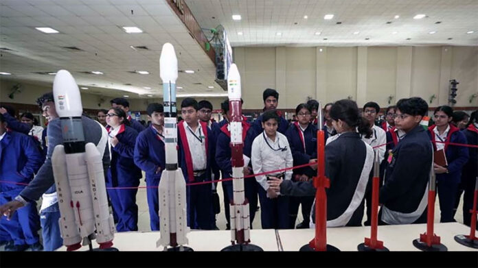 ISRO Space Exhibition: चन्द्रयान की उपलब्धियों से रूबरू हुए छात्रों, शिक्षकों व अभिभावकों का उत्साह चरम पर