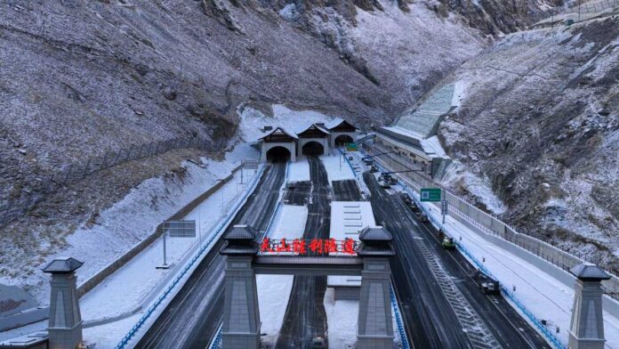 World's Longest Rail Tunnel: चीन ने बनाई दुनिया की सबसे लंबी एक्सप्रेसवे सुरंग, घंटों का सफर मिनटों में