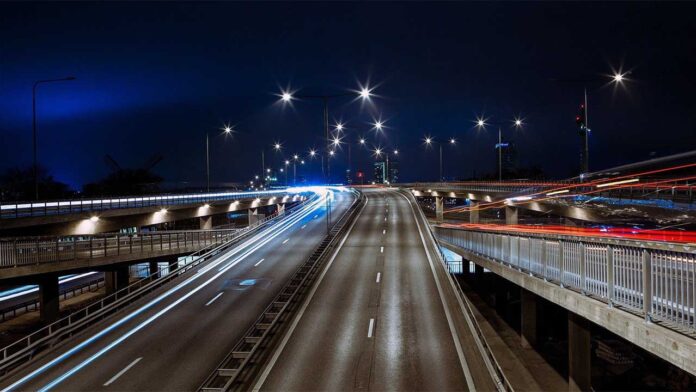 Highway Lights Mystery: आखिर सभी हाईवे पर पूरी रात क्यों नहीं जलतीं स्ट्रीट लाइटें? NHAI ने बताई असली वजह