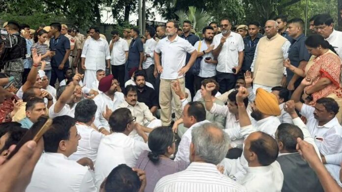 Rahul-Priyanka Protest: छात्रों पर लाठीचार्ज के विरोध में राहुल गांधी-प्रियंका गांधी का प्रदर्शन, प्रधानमंत्री आवास के बाहर कांग्रेस का धरना