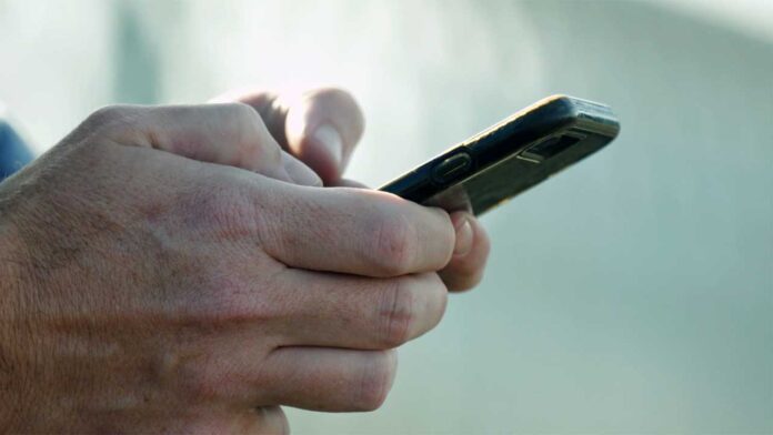 Illegal Content On Phone: Phone में भूलकर भी न रखें अवैध कंटेंट हो सकती है गिरफ्तारी, दिल्ली पुलिस ने 10 आरोपियों को पकड़ा, जानिए क्या है पूरा मामला