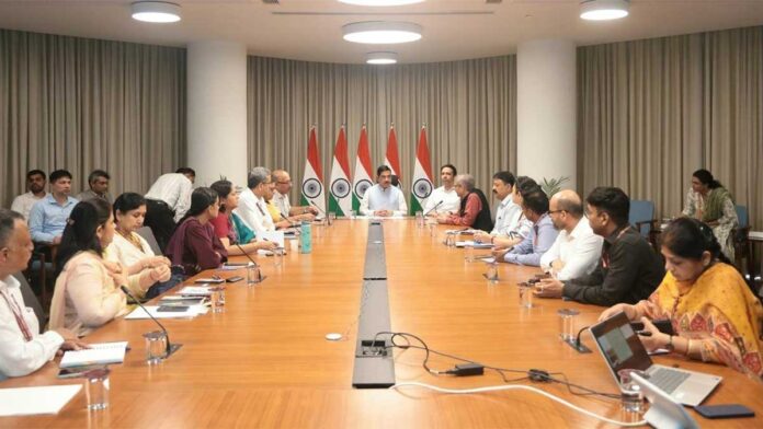 New Education Minister: प्रह्लाद जोशी बने नए Education Minister, पीएम मोदी ने सौंपी बड़ी जिम्मेदारी, संभाला शिक्षा मंत्रालय का अतिरिक्त प्रभार