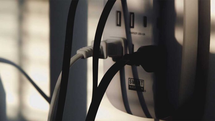 Smart Plug Safety Tips: एक छोटी सी गलती बन सकती है शॉर्ट सर्किट की वजह! Smart Plug इस्तेमाल करने से पहले जान लें ये जरूरी बातें