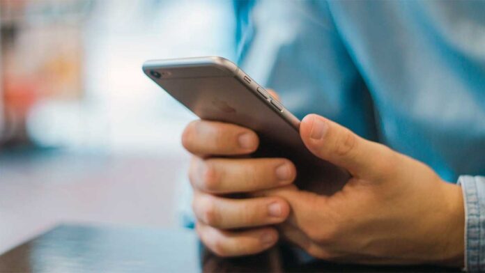 Phone Theft Security Tips: फोन चोरी होते ही Hackers का पहला निशाना क्या होता है? ये गलती पड़ सकती है भारी
