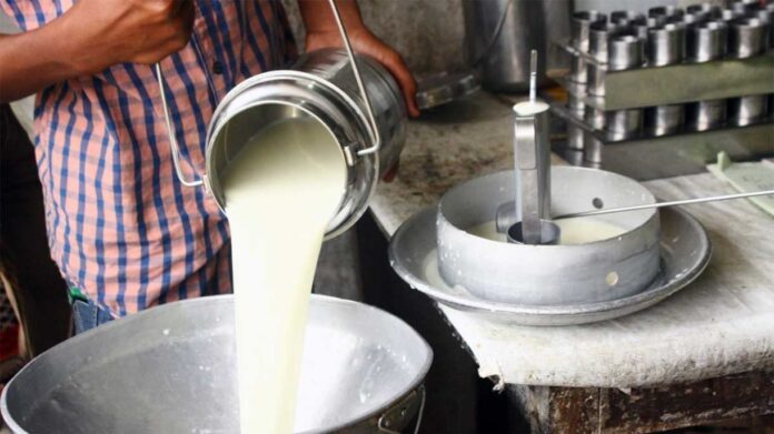 Milk Price Hike: इंदौर में 1 अक्टूबर से महंगा हुआ दूध, जानें अब 1 लीटर के लिए कितने रुपये देने होंगे