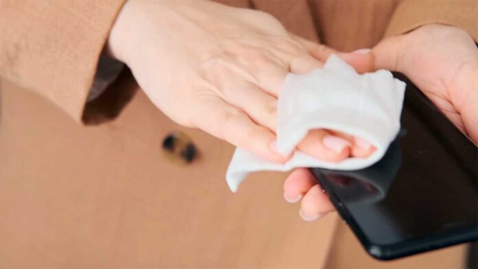 Smartphone Cleaning का ये तरीका पड़ सकता है भारी, एक गलती से खराब हो सकती है स्क्रीन; जानें सही तरीका