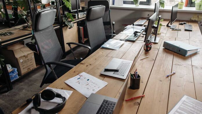 Workplace Culture: नौकरी छोड़ने को मजबूर हैं कर्मचारी! 47% लोग खराब ऑफिस कल्चर से परेशान, रिपोर्ट में हुआ बड़ा खुलासा